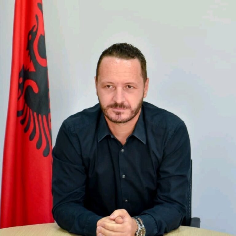 Avokatët e Evis Berberit akrobaci për të shtyrë seancat
