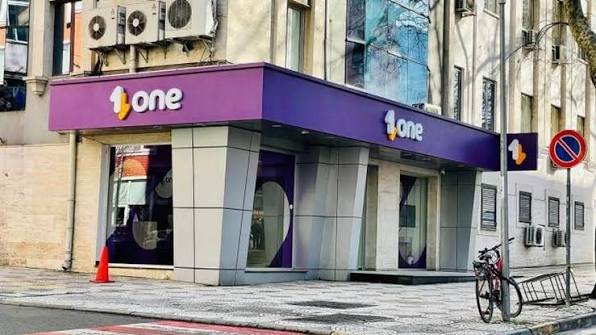 Tiranë/ Një person sulmon me levë dyqanin e One Albania: O plehra…