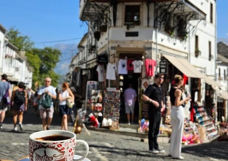 “Çmenden” çmimet në Gjirokastër në kulm të turizmit! 1 kafe 1.8 euro “Çmenden” çmimet në Gjirokastër në kulm të turizmit! 1 kafe 1.8 euro