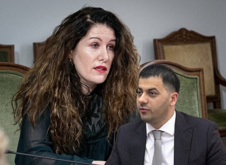 Spiune te grupet kriminale, ndalohet në Kosovë Vlora Hyseni, pritet t’i dorëzohet SPAK Spiune te grupet kriminale, ndalohet në Kosovë Vlora Hyseni, pritet t'i dorëzohet SPAK