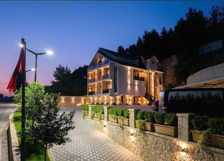EMRI/ Policia e Shtetit mësyn në Fushë-Krujë, arrestohet me armë pronari i një hotel EMRI/ Policia e Shtetit mësyn në Fushë-Krujë, arrestohet me armë pronari i një hotel