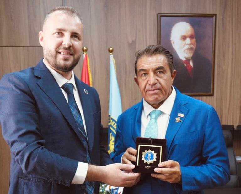 Klevis Qose takon të dërguarin special të Donald Trump në Shqipëri