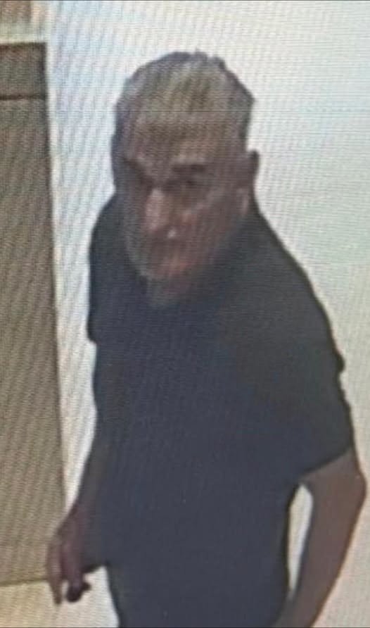 Hysni Patushi me thikë në dorë, dalin pamjet teksa ikën pasi vrau gruan