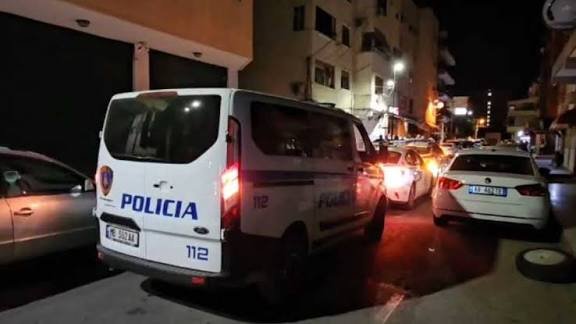 Ndërron jetë i plagosuri me thikë pranë “Petro Ninit”, policia arreston autorin Ndërron jetë i plagosuri me thikë pranë “Petro Ninit”, policia arreston autorin