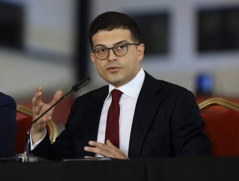 Vengu thirrje protestuesve: Mbështetja për uniformat nuk duhet të mohojë zërin qytetar