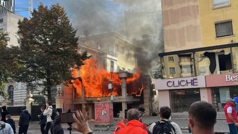 Iute Credit armik i protestuesëve? I vihet flaka sërish