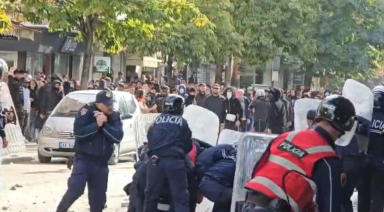Protesta në Tiranë, reagon Amerika Protesta në Tiranë, reagon Amerika