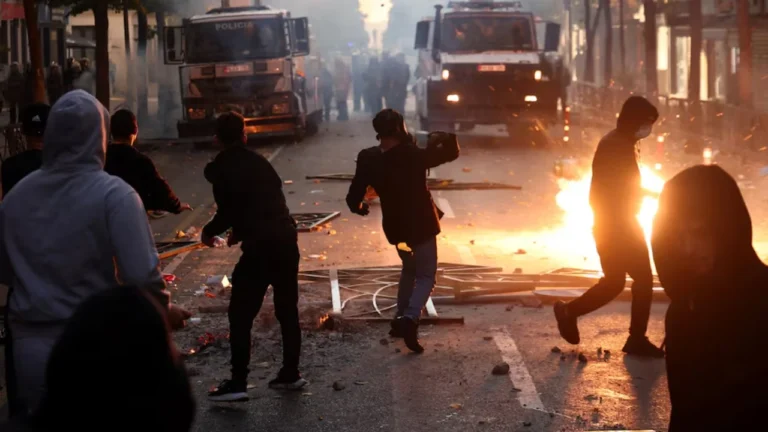 Emrat/ 16 protestues të arrestuar dhe 49 nën hetim