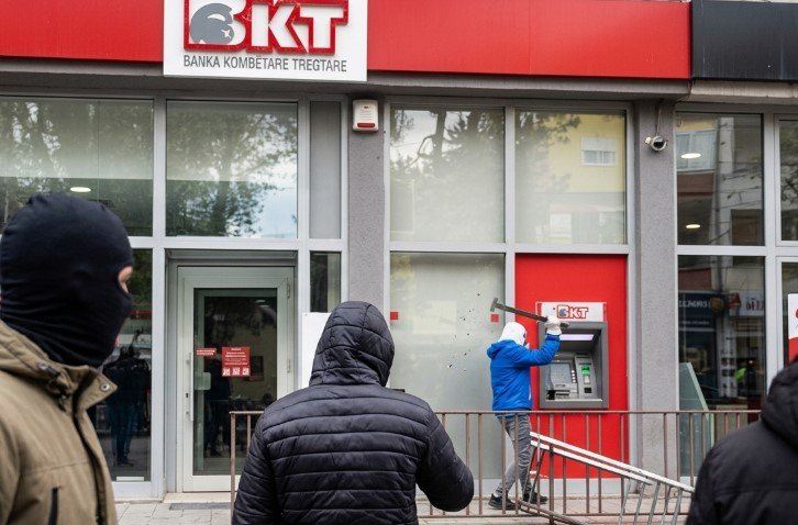 Protestuesit thyejnë xhamat dhe futen në ambientet e BKT Protestuesit thyejnë xhamat dhe futen në ambientet e BKT